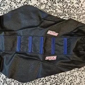 Angebot Ultra Grip Sitzbankbezug Schwarz Blau Husqvarna TE, FE 2017-2019 / TC, FC 2016-2018