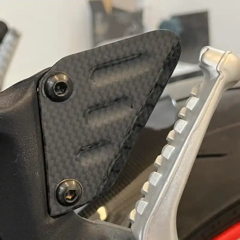 Echt Taloneras copiloto fibra CARBON 2 RACE  APRILIA RSV4 2009-2023 RR / RF